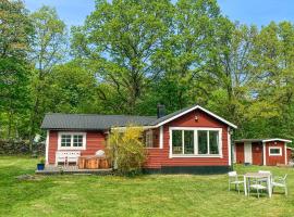 Beautiful Home In Markaryd With Wifi，位于马卡吕德的带停车场的酒店