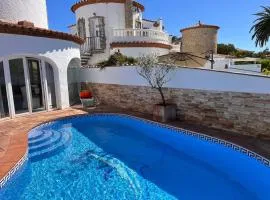 Villa Empuriabrava on main canal with 13 m private mooring, private pool, air con in all rooms, non-smoking