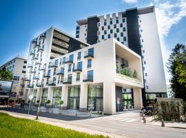 Luxury apartment in building K55 with free garage，位于瓦尔纳的酒店