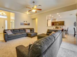 Beautiful Bullhead City Home Rental with Yard!，位于布尔海德市的酒店