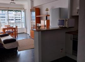 Apartamento pequeño frente al mar con piscina，位于库列拉的酒店