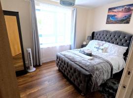 Keniji Luxury 2 Bed Apartment，位于米尔顿凯恩斯的酒店