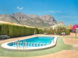 Velo Villa w/ A/C, free Wi-Fi & Pool near Benidorm，位于波洛普的酒店