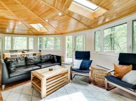 Pocono Pines Retreat with Private Deck!，位于Pocono Pines的酒店