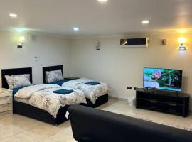 Studio flat Gants Hill with Free Parking，位于雷德布里奇埃诺特附近的酒店