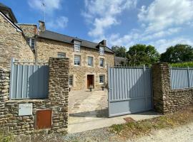 Stone house typical of the Pays de Rance, 900m from the beach，位于Le Minihic-sur-Rance的酒店