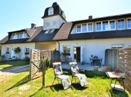 Holiday House by Lake Jamno with Private Pier，位于Podamirowo的酒店