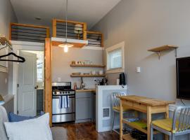 Tiny House by KABINO Mini Modern TINY HOME Heart of Green Lake Pet Friendly WiFi Loft up Ladder plus Sleeper Sofa，位于西雅图的小屋