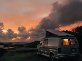 Oahu Camper Adventures，位于凯卢阿的船屋