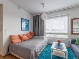 Close to center and Näsijärvi Lake - free parking, AC, and two double beds