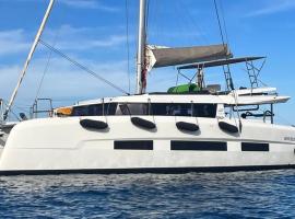 Dufour Catamaran 48 Jovy，位于锡拉库扎的酒店