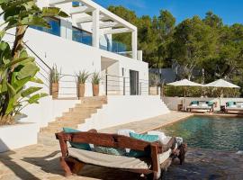 Villa Larosa with seaview in Es Cubells Ibiza，位于艾斯库拜尔斯的带停车场的酒店