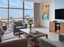 Marriott Executive Apartments Al Khobar，位于阿可贺巴的带停车场的酒店