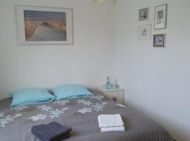 Chambre et sanitaires privés，位于Fontenailles的酒店