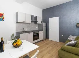 Stunning apartment in quiet street near center With free parking 4 floor