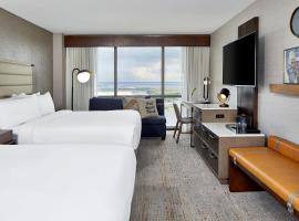 摩拜尔河景广场万丽酒店，位于莫比尔的酒店