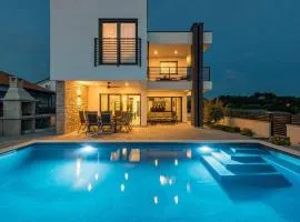 Brand new Villa Olivia 30m from the sea with heated pool and jacuzzi