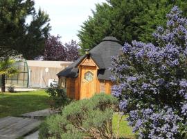CHALET ATYPIQUE KOTA NOAH location en gîte salle d'eau privative à 20m，位于Chazemais的酒店