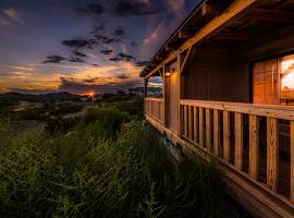 Miners Cabin #4 - One Queen Bed - Private Balcony with Views，位于汤姆斯通的酒店