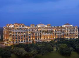 ITC Grand Chola, a Luxury Collection Hotel, Chennai，位于钦奈的带泳池的酒店