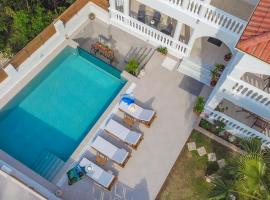 Estella Luxury Villa in Amoudi -200m from the beach，位于阿莫迪的酒店