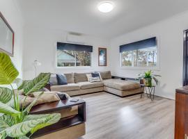 Bright and airy cosy cottage, close to town，位于Thirlmere的酒店
