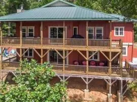 Red Rooster Family Cabin w/Hot Tub+Fire Pit+View