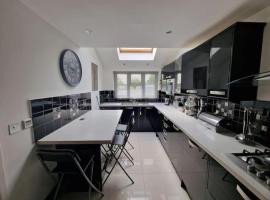 Lovegrove House - Modern 3 bed house for business or family stay with free parking，位于斯劳的乡村别墅
