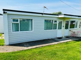 2 Bedroom Chalet SB113, Sandown Bay, Isle of Wight，位于Brading的公寓