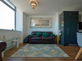 Lovely & Bright 2-Bedroom Central Flat with Parking，位于利物浦利物大厦附近的酒店