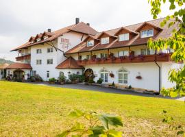 Sattelbogener Hof，位于Traitsching的酒店