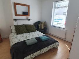 Roomy dog friendly Gosport town house sleeps 6，位于戈斯波特的酒店