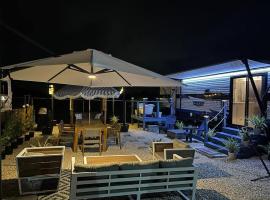 iconic rv with pool/ terrace，位于阿雷西博的酒店