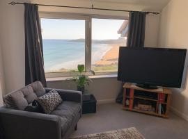 Two bed flat with stunning views over Fistral Bay!，位于纽基的公寓