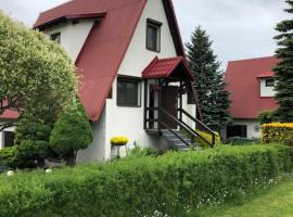 Dom na Kaszubach Sulęczyno z widokiem na jezioro，位于苏尔茨兹诺的酒店