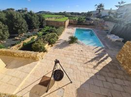 Farmhouse Villa with Large Pool and Garden in Gozo，位于阿尔卜的酒店