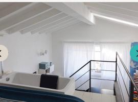 Loft due livelli di design pubblicato su riviste architettura con due posti auto，位于圣托斯特凡诺港的酒店