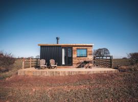 'Cinnabar Nest' Remote Off-Grid Eco Cabin with wood-fired hot tub，位于塞奇菲尔德的酒店