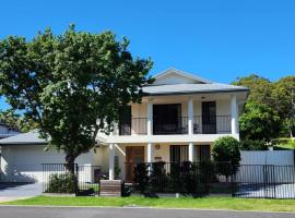 Akoya House 122 Tomaree Rd Pet friendly linen air conditioning WiFi and boat parking，位于浅滩湾的度假屋