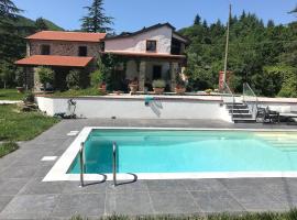 Casale del Pozzo-Villa with pool - Fosdinovo in the borgo of Pulica，位于Tendola的乡间豪华旅馆