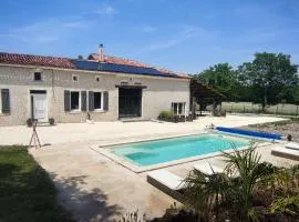 Gîte avec piscine au cœur de la campagne
