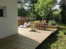 Adorable maison d'hôtes avec piscine- tiny house，位于Saubrigues的小屋