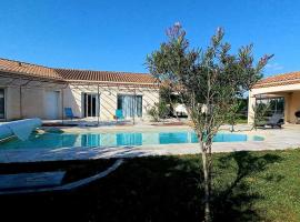 Villa 140 m² hab. avec piscine，位于卡斯特尔的度假屋