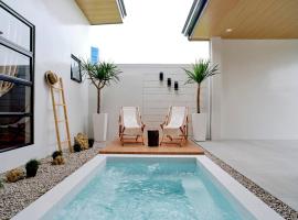 Bali-inspired Villa with Dipping Pool by Pallet Homes，位于伊洛伊洛的酒店