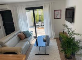 Villa-jacuzzi-1chb-jardin-10minsAixEnPce-QuartierChic，位于Meyrargues的带按摩浴缸的酒店