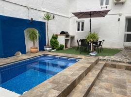 Traditional Village House with Private Pool in Villanueva de San Juan，位于Villanueva de San Juan的酒店