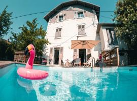 Le sérénité - T3 en maison de ville avec piscine，位于安锡的带泳池的酒店