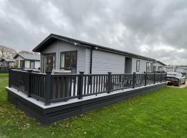 Luxurious 2-Bed Lodge in St Helens Ryde，位于Saint Helens的度假屋