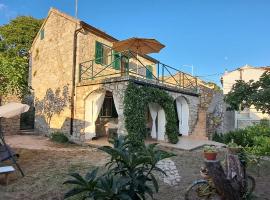 Stone House with garden Laganini，位于兹拉林的酒店