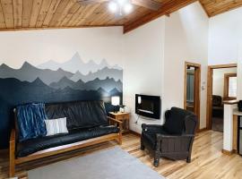 Cozy Cabin suite bed and breakfast，位于伍德兰帕克的酒店